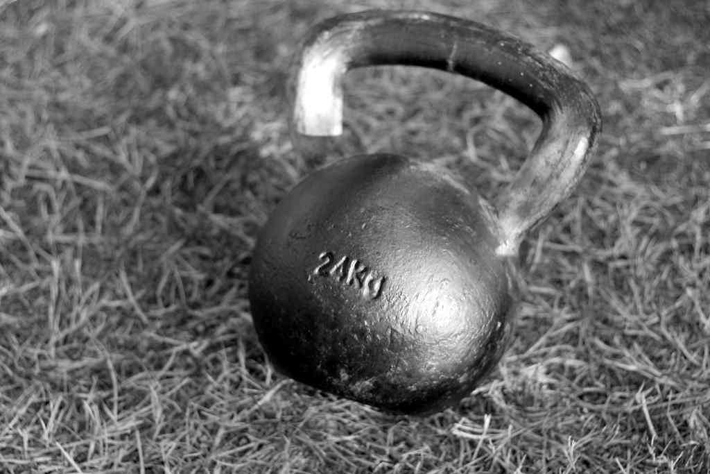 odważnik kettlebell na trawie