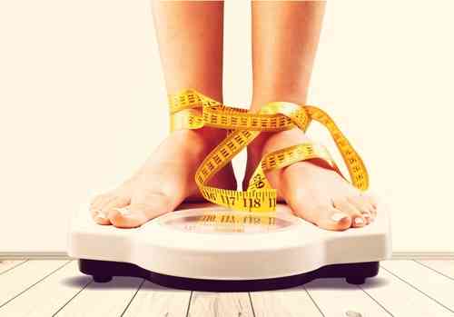 dieta - kobieta na wadze