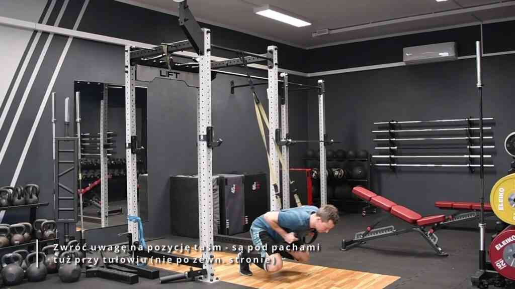 TRX Front Squat - przysiad przedni z TRX 1 przysiad przedni z trx - TRX Front squat