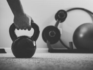 Pozytywny wpływ treningu siłowego na jakość snu 2 domowa siłownia