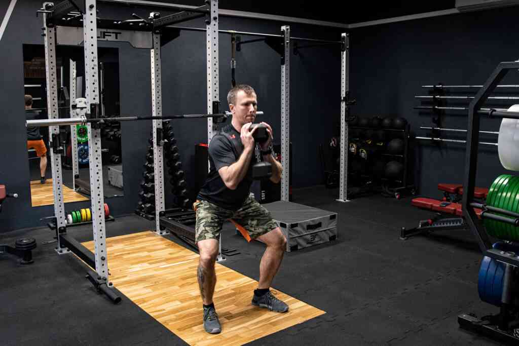 Goblet Squat: zalety, jak wykonać? 5 Goblet squat z hantlem