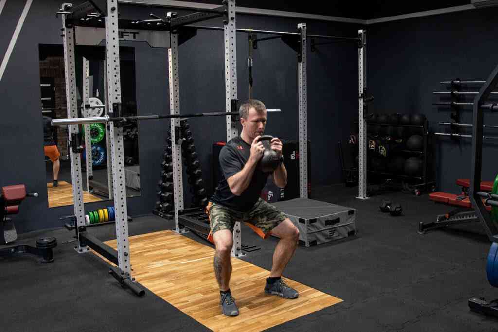 Goblet Squat: zalety, jak wykonać? 1 Goblet Squat z odważnikiem kettlebell