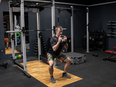 Goblet Squat z odważnikiem kettlebell