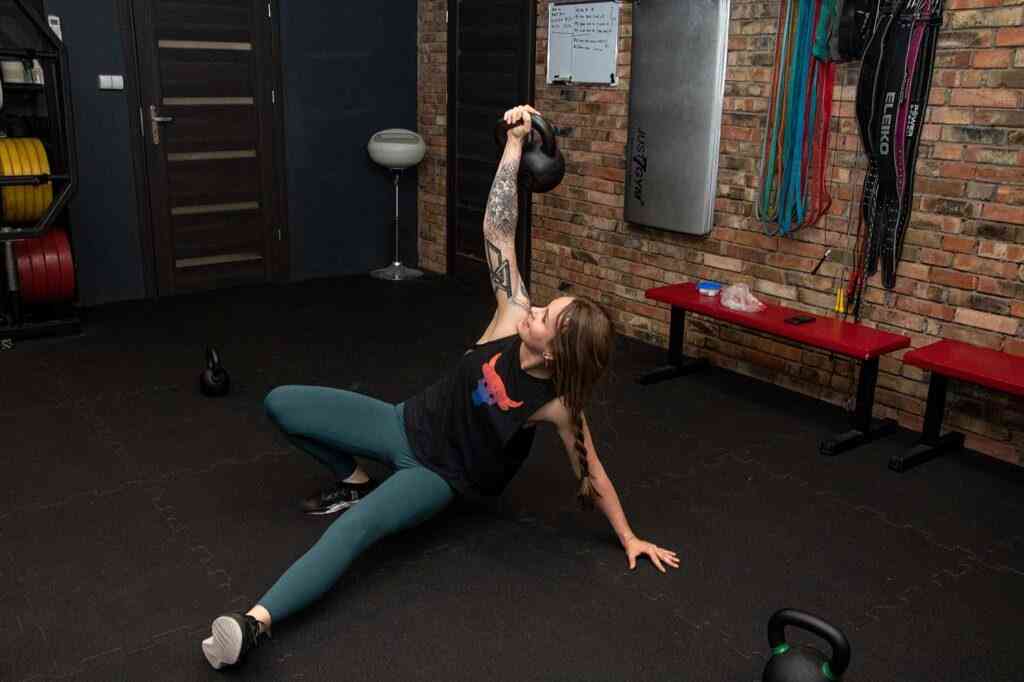 Tureckie wstawanie - jak wykonać, dlaczego warto? 3 kettlebell tgu