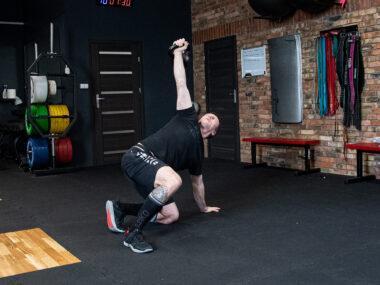 Trening funkcjonalny - tureckie wstawanie