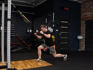 zakrok z trx - trx reverse lunge