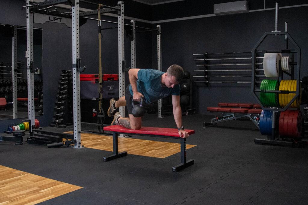 bird dog row ćwiczenie