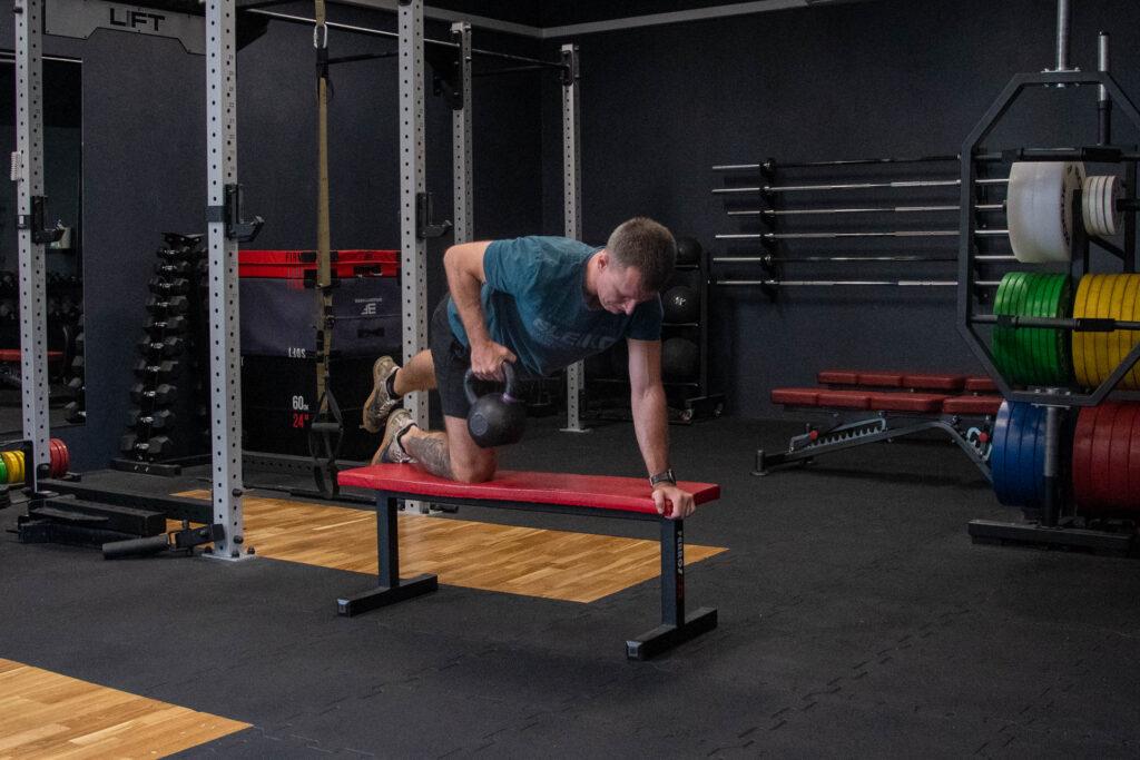 bird dog row ćwiczenie