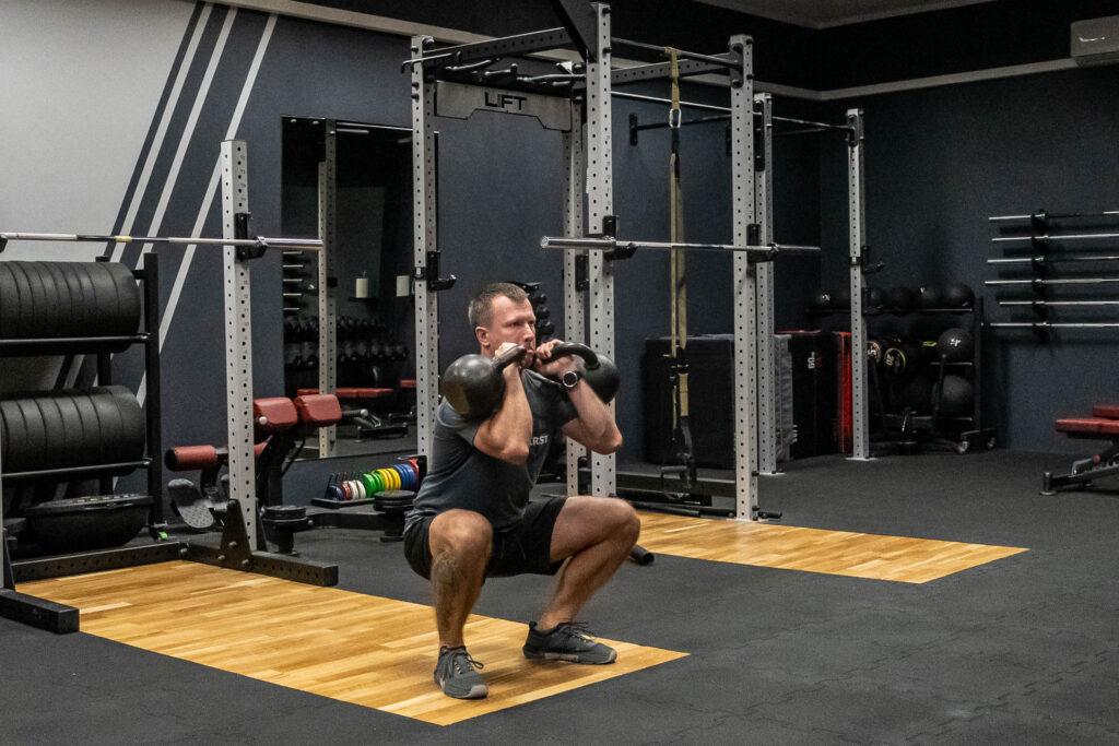 Ograniczenia treningu z kettlebell: czy odważniki mają jakieś wady? 3 front squat z kettlebell