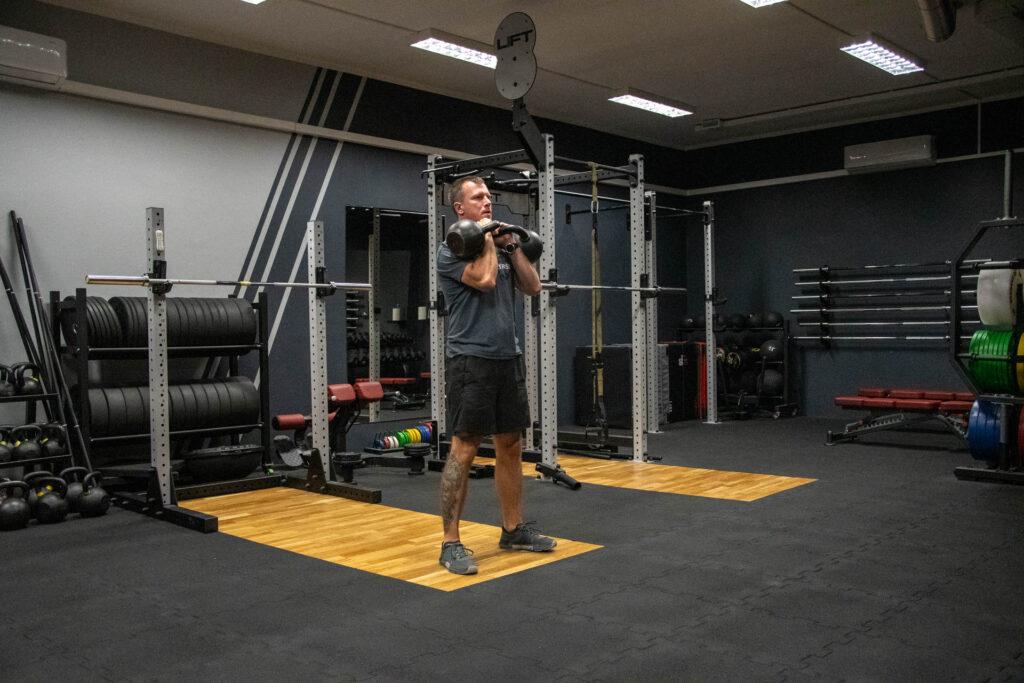 Front Squat z Kettlebell: nie tylko mocne nogi 2 kettlebell front squat - rack