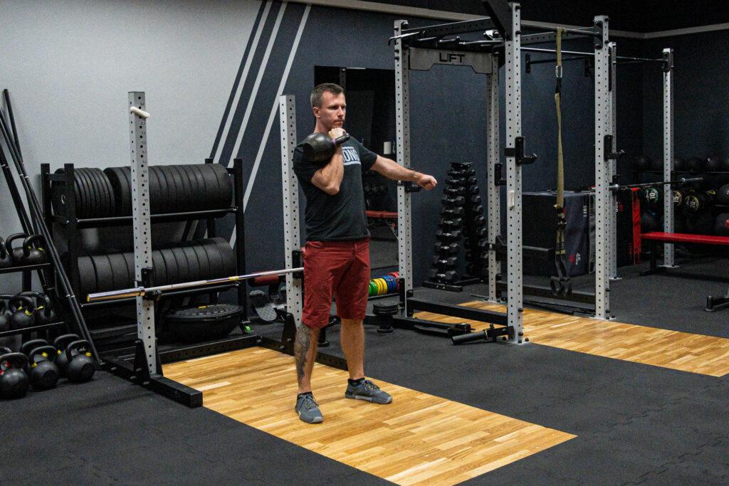 Kettlebell Clean - zarzut z odważnikami 1 zarzut z kettlebell