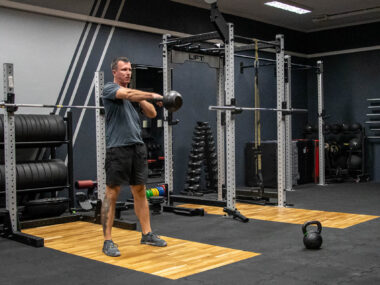 swing jednorącz z kettlebell