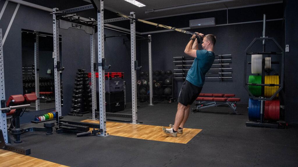 Trening z TRX 2 ćwiczenia na trx w podwieszeniu