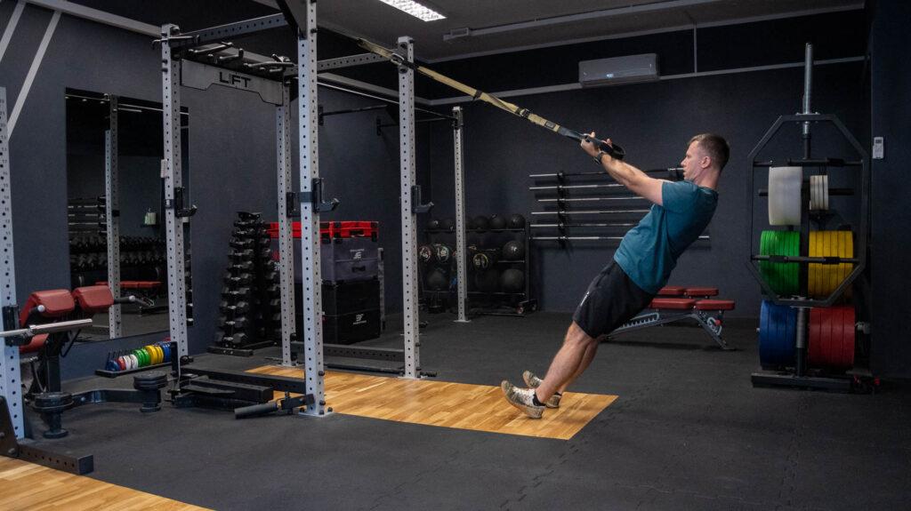TRX Bicep Curl - zbuduj biceps masą własnego ciała! 2 trx bicep curl 3
