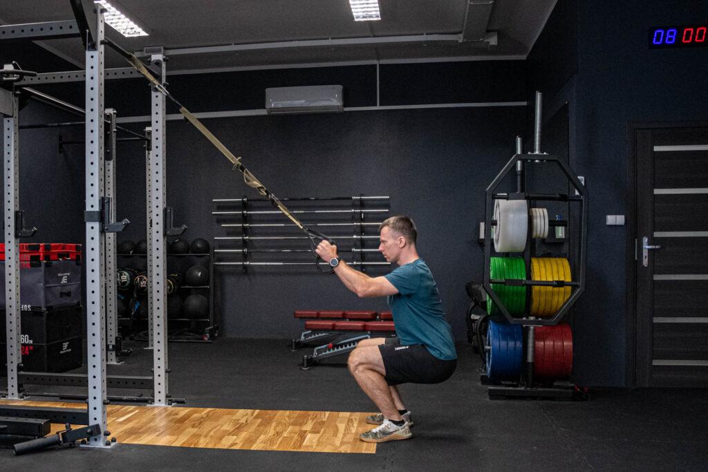 TRX Squat - przysiad z TRX 4 trx squat pelen przysiad