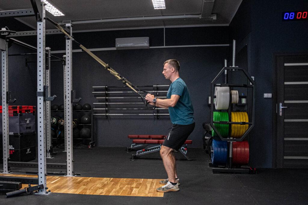 TRX Squat - przysiad z TRX 3 trx squat - w trakcie ruchu