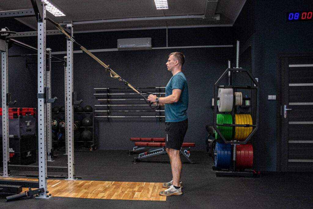 TRX Squat - przysiad z TRX 2 trx squat pozycja wyprostowana