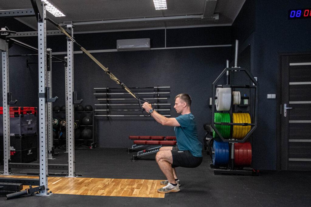 Gimnastyka dla seniorów, czyli ćwiczymy w wieku emerytalnym 10 trx squat