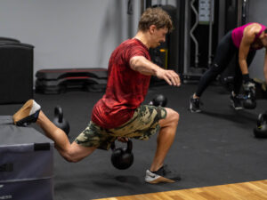 przysiad bułgarski z kettlebell