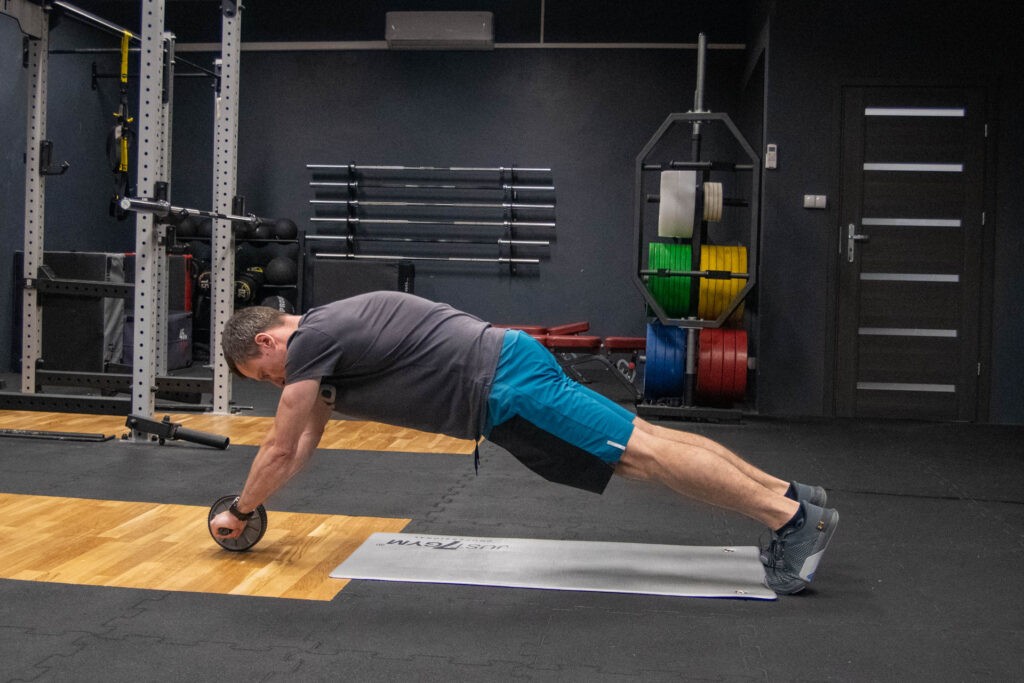 AB Wheel. Jak wykorzystać "kółko" do ćwiczeń brzucha? 8 Ab Wheel Plank