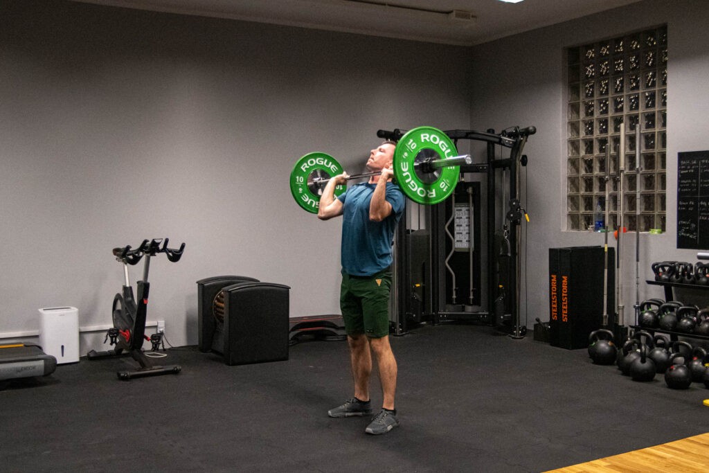 Thruster - trening całego ciała w jednym ćwiczeniu 4 thruster ze sztangą