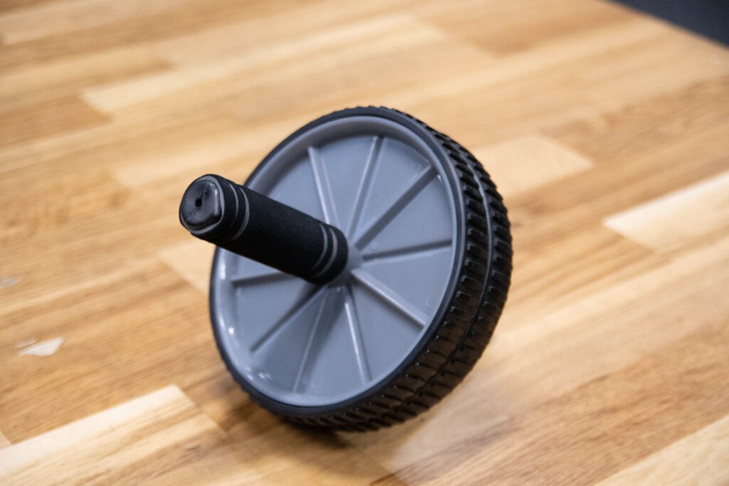 AB Wheel. Jak wykorzystać "kółko" do ćwiczeń brzucha? 9 dobre kółko Ab wheel