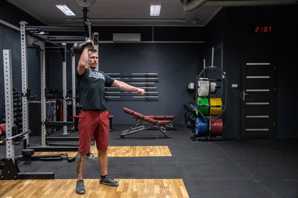 Kettlebell Military Press - wyciskanie nad głowę bez tajemnic 1 kettlebell military press
