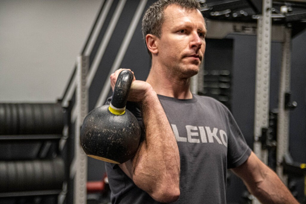 błąd - poddany nadgarstek w military press