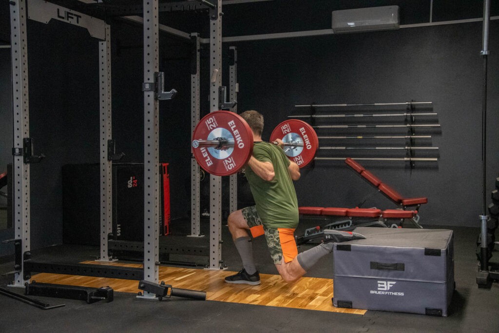 Przysiad bułgarski (Bulgarian Split Squat) w szczegółach 6 przysiady bułgarskie ze sztangą