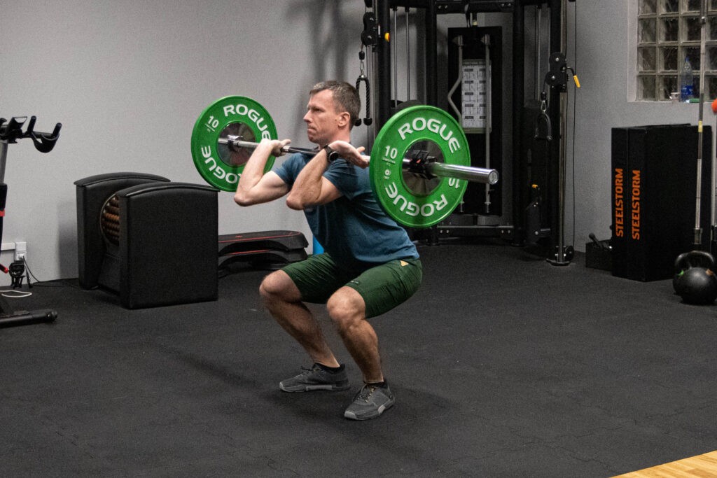 Thruster - trening całego ciała w jednym ćwiczeniu 3 thruster ze sztanga w trakcie