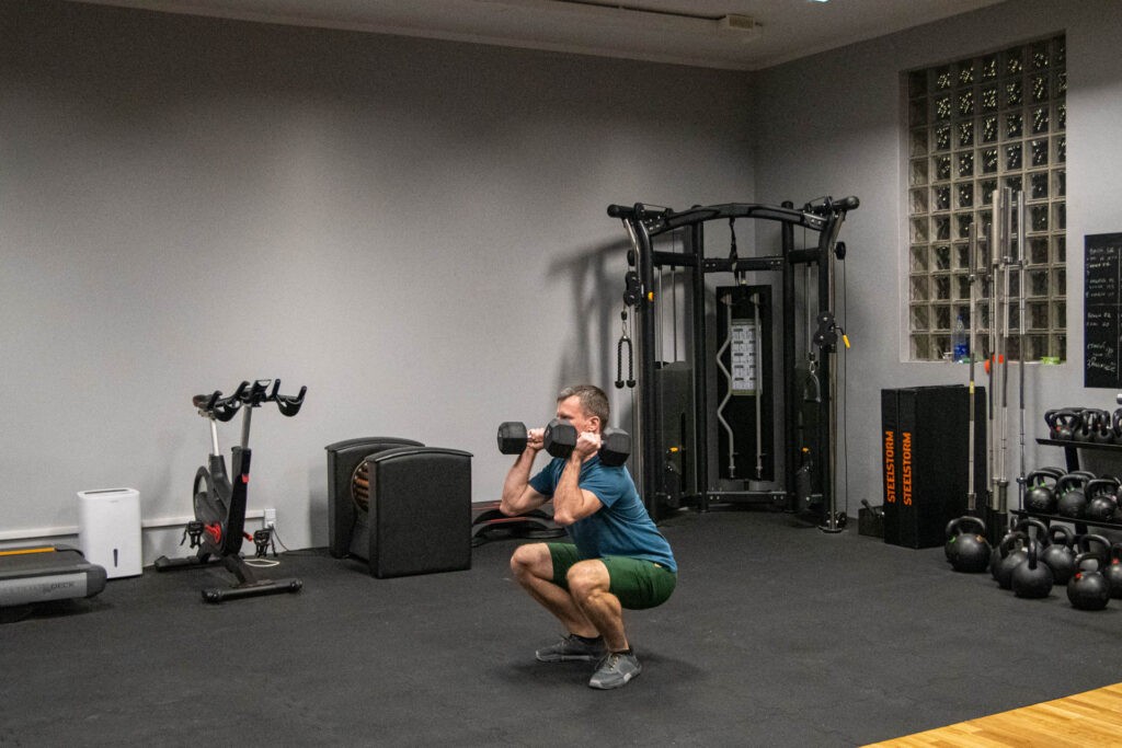 Thruster - trening całego ciała w jednym ćwiczeniu 2 thruster z hantlai