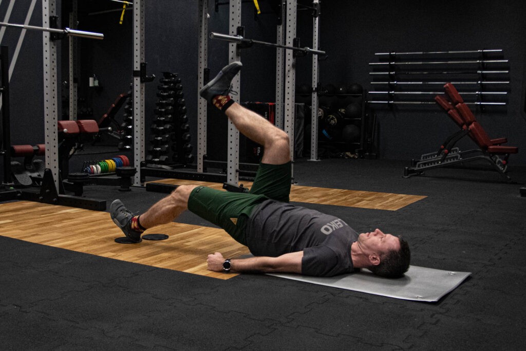 Slide Leg Curl, czyli trening mięśni dwugłowych na dyskach poślizgowych 5 uginanie na dwugłowe na dyskach poślizgowych