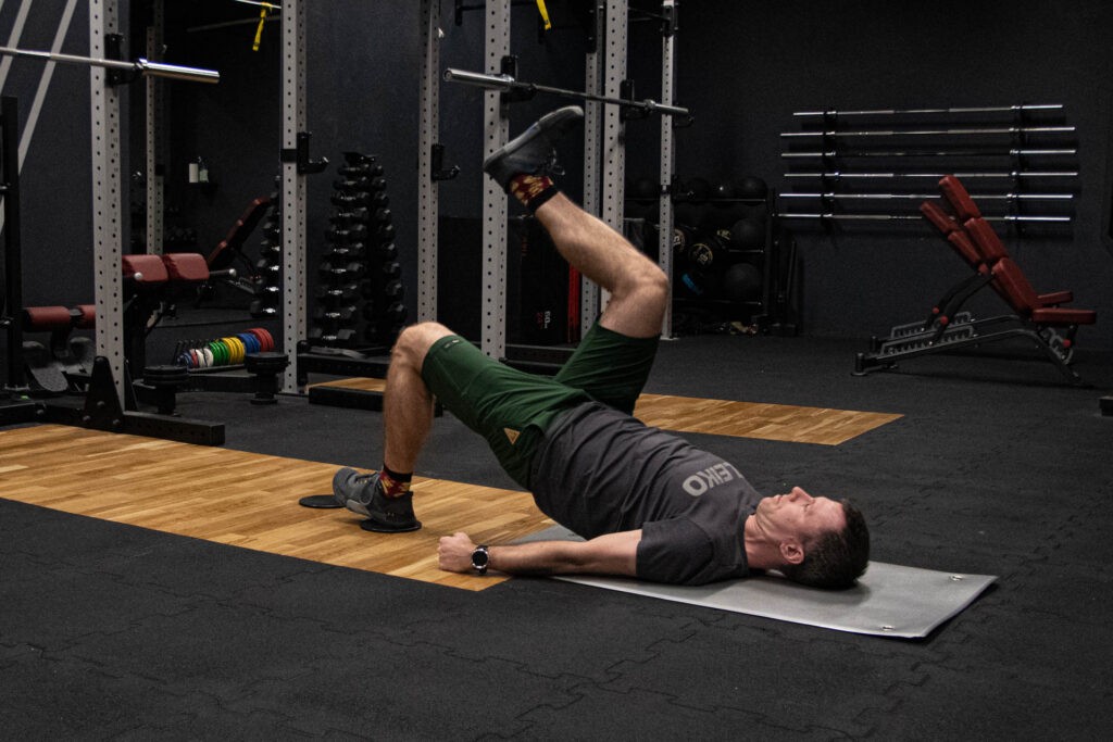 Slide Leg Curl, czyli trening mięśni dwugłowych na dyskach poślizgowych 1 slide leg curl