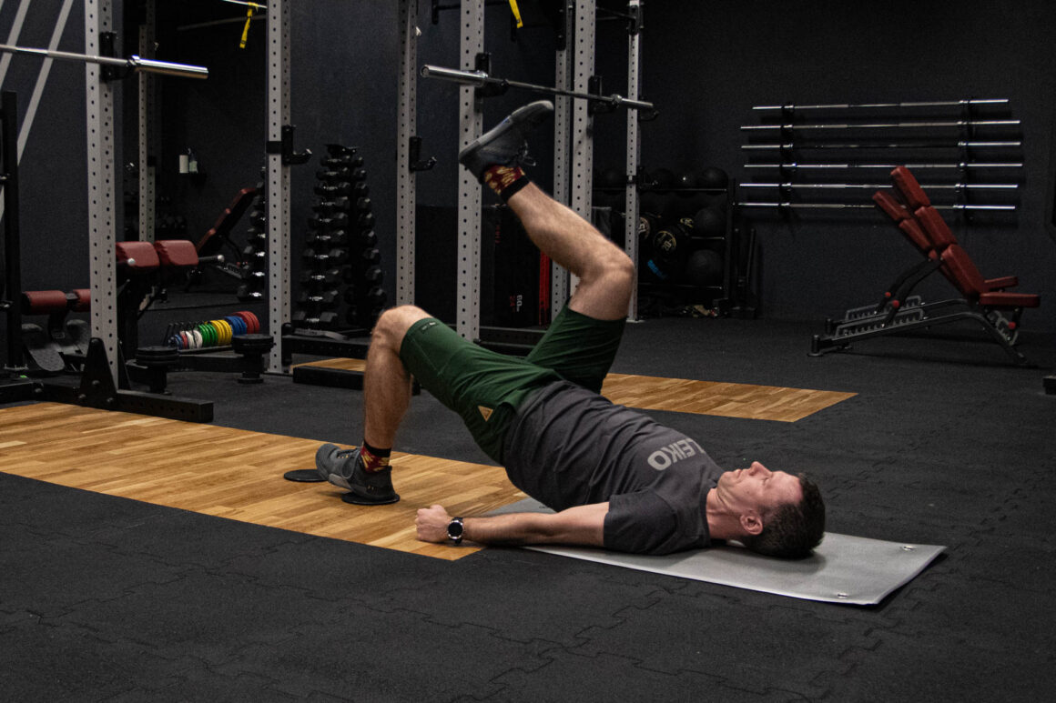 Slide Leg Curl budujemy mięśnie dwugłowe