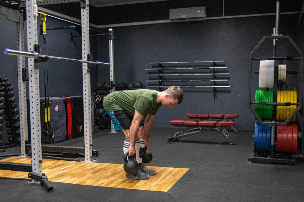 Romanian Deadlift - rumuński martwy ciąg w szczegółach 10 kettlebell romanian deadlift