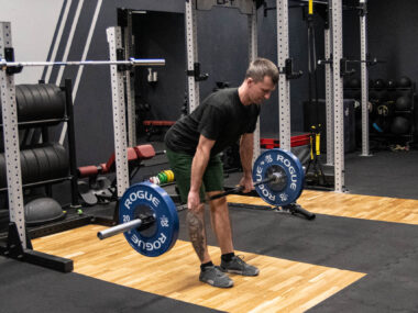 martwy ciąg na prostych nogach