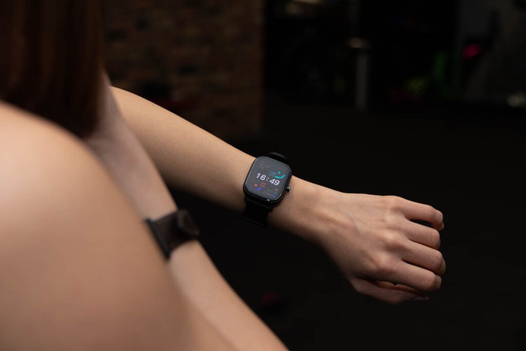 Psychologia sportu: jak znaleźć motywację do ćwiczeń? 4 Amazfit na damskiej rece