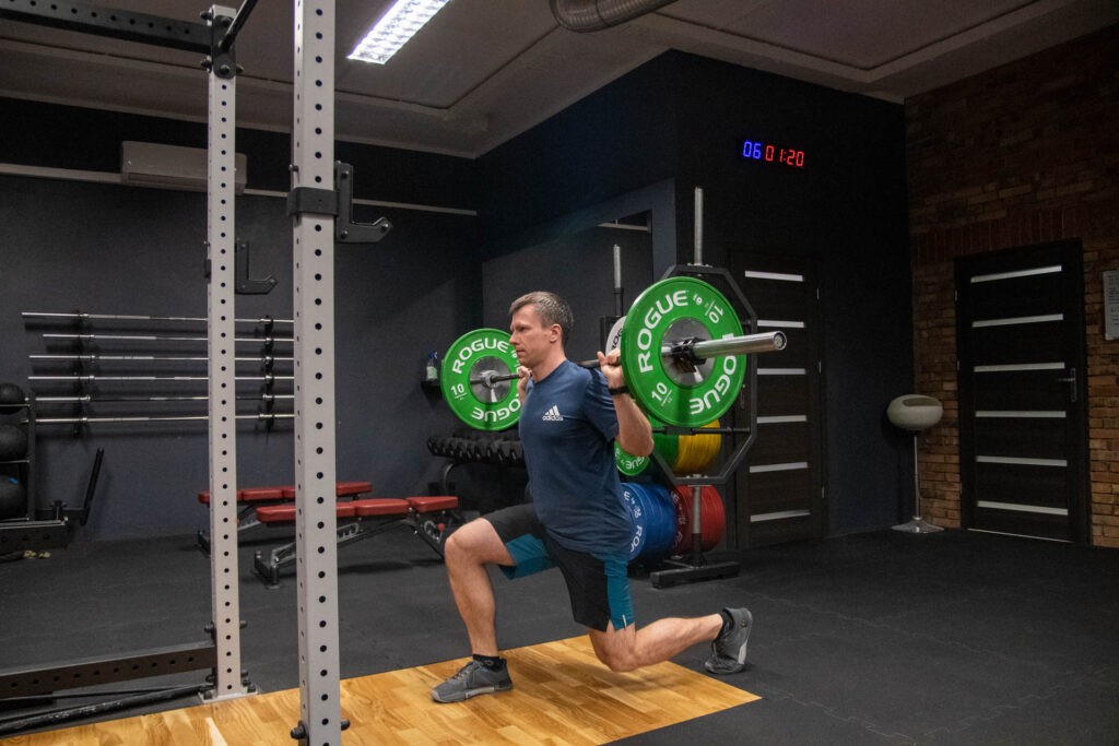 Split Squat ze sztangą: technika, dlaczego warto? 2 split squat ze sztangą - demonstracja