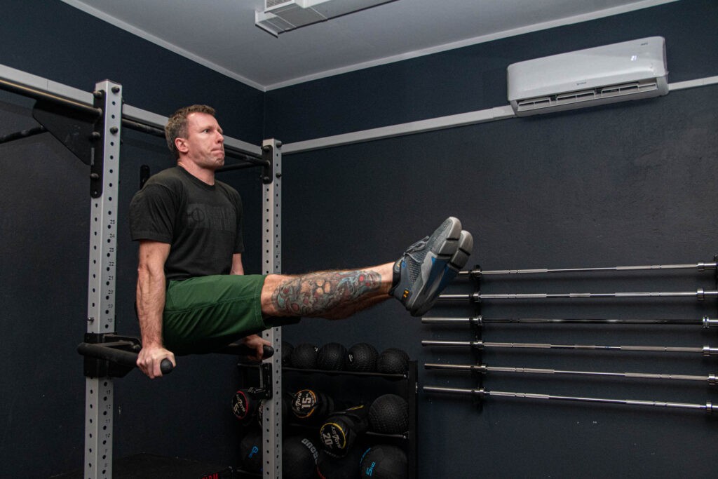 l-sit na poręczach do dipów