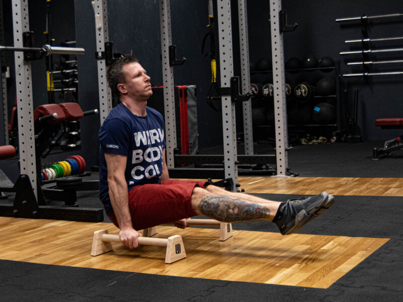 l-sit na paraletkach