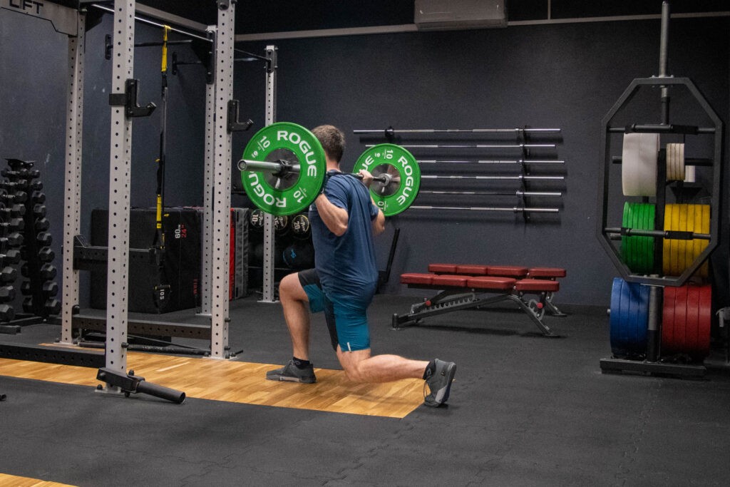 Split Squat ze sztangą: technika, dlaczego warto? 1 split squat ze sztangą