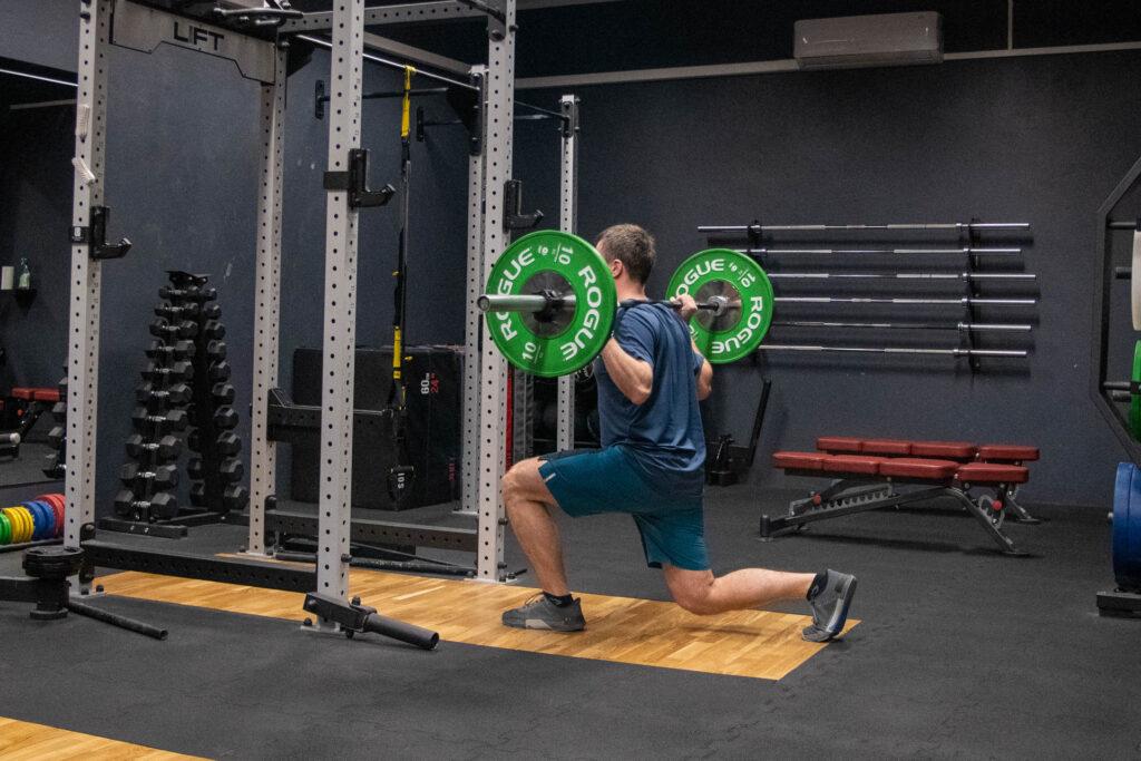 Split Squat ze sztangą: technika, dlaczego warto? 6 bb split squat pozycja koncowa