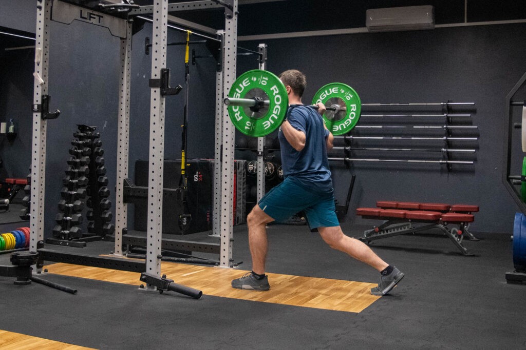 Split Squat ze sztangą: technika, dlaczego warto? 5 split squat ze sztanga