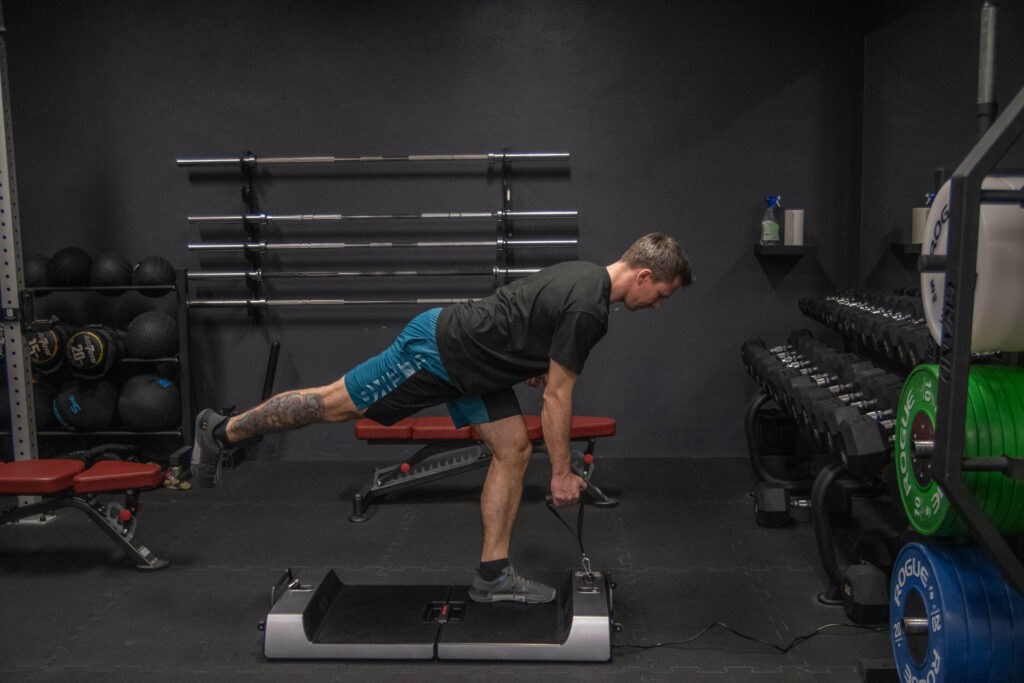 ViSHAPE SmartGym Pro - test nowoczesnego sprzętu do treningu (nie tylko) domowego 8 martwy ciąg na jednej nodze