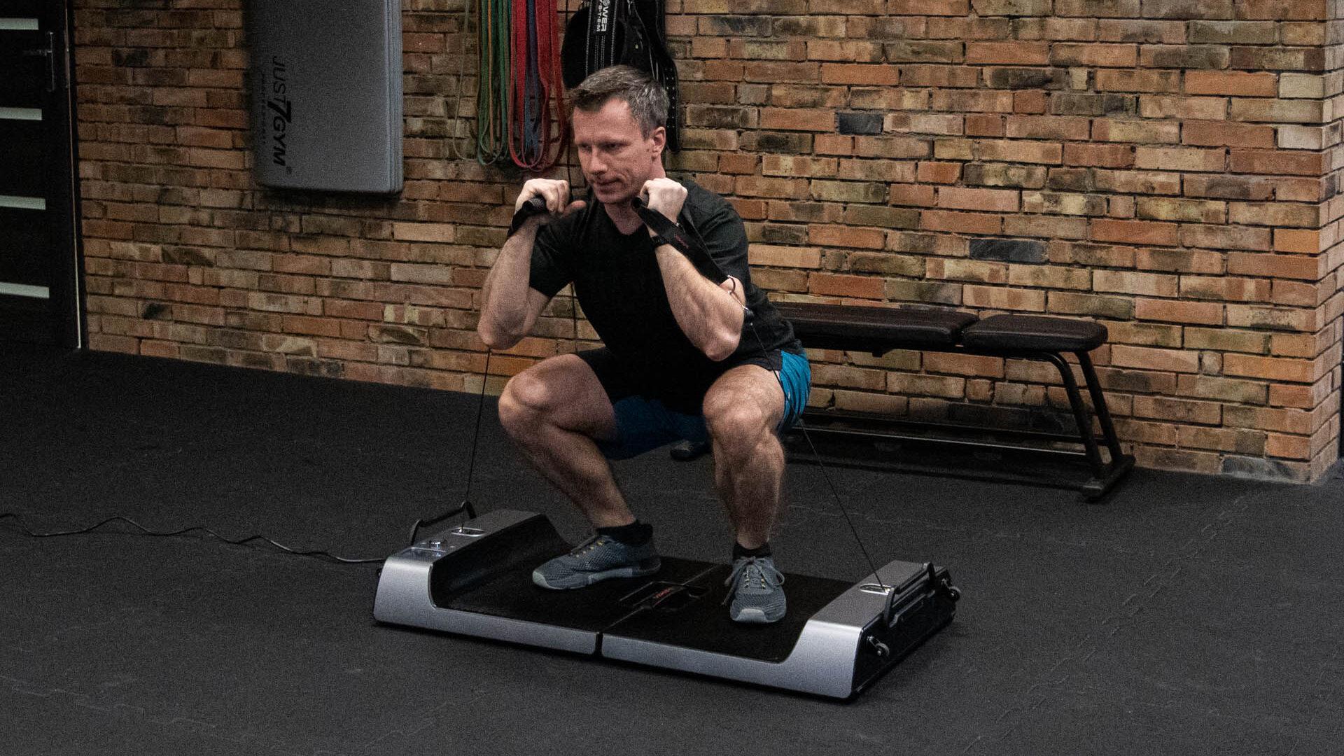 ViSHAPE SmartGym Pro - test nowoczesnego sprzętu do treningu (nie tylko) domowego 3 przysiad na stacji smartgym pro