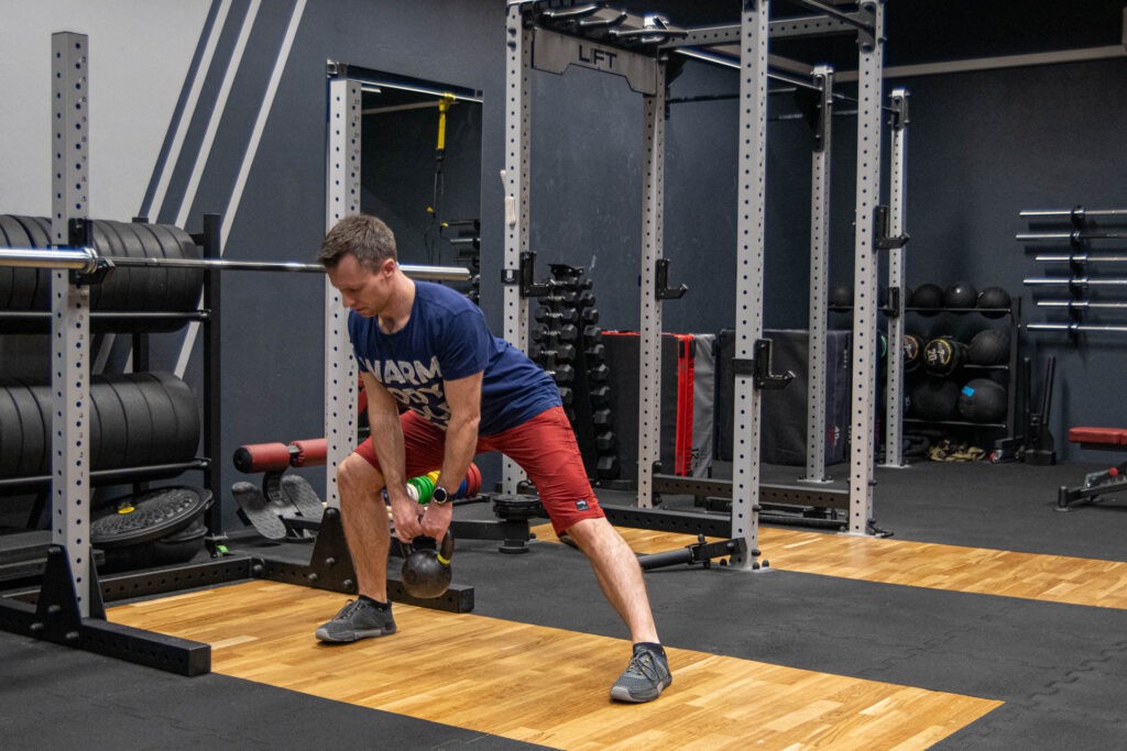 Wykrok w bok: jak wykonać, dlaczego warto? 1 wykrok w bok z kettlebell