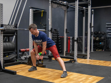 wykrok w bok z kettlebell