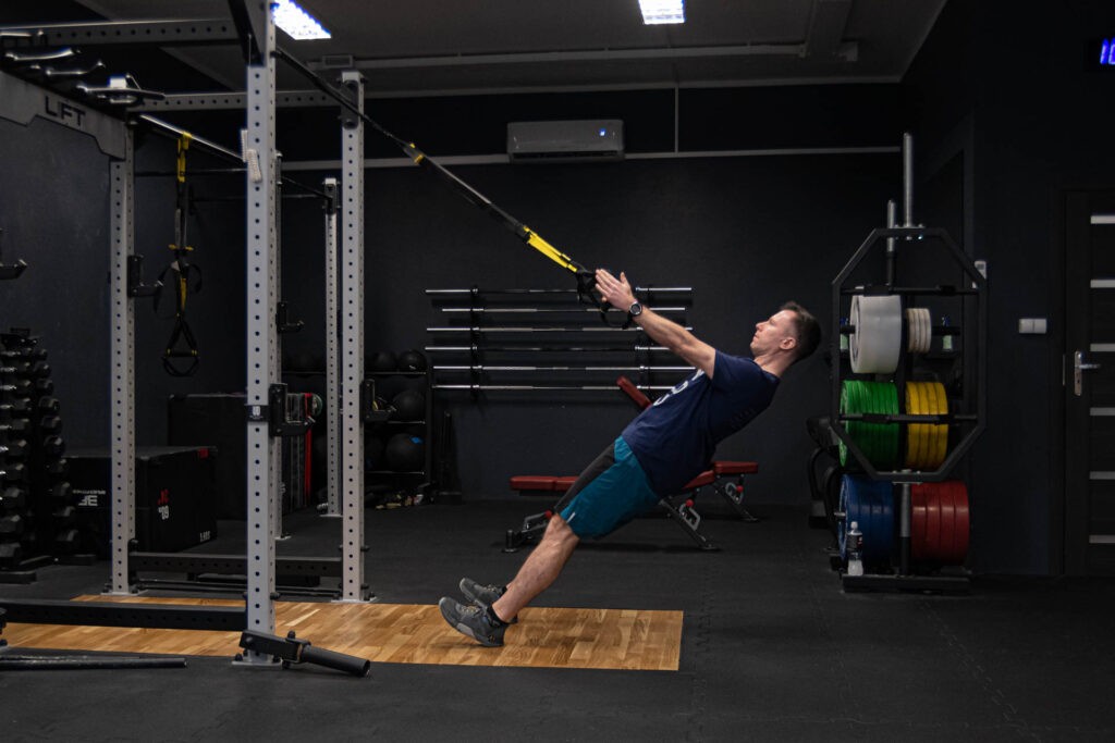 Wiosłowanie jednorącz z rotacją na TRX - niepozorny "killer" 2 wiosłowanie jednorącz na TRX z rotacją - TRX 1 Arm Row