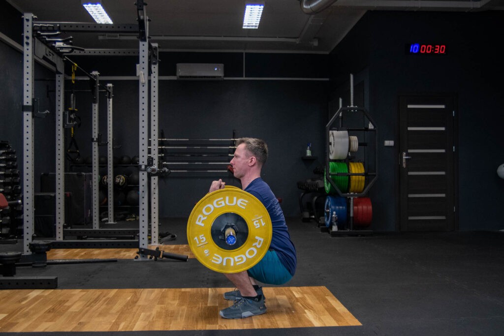 Zercher Squat: wszystko co musisz wiedzieć 9 Zercher Squat - pozycja końcowa