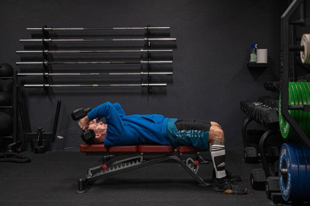 skull crusher ćwiczenie